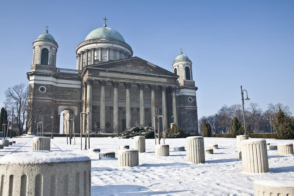 Amadeus Vendeghaz Hotel Esztergom Exterior photo