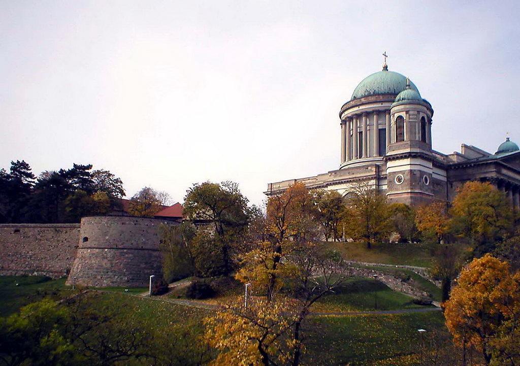 Amadeus Vendeghaz Hotel Esztergom Exterior photo